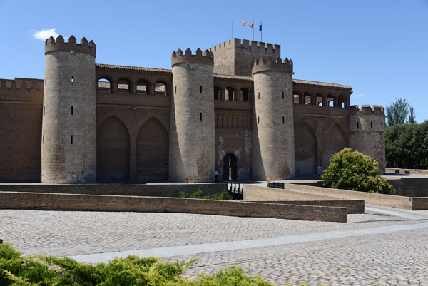 The palace fell to the French during the Siege of Saragossa during the Peninsula War in 1809