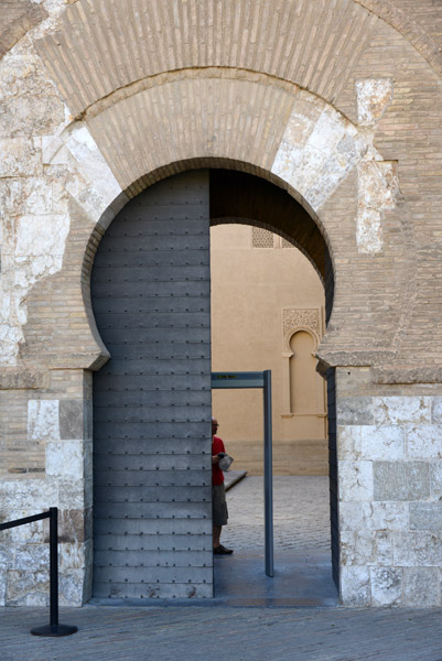 Moorish horseshoe arch, Aljafera Palace