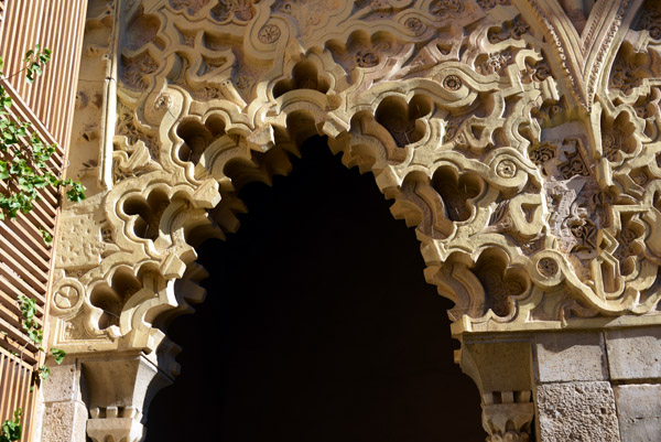 Moorish arabesques in the arches of the south portico, Palacio de Aljafera