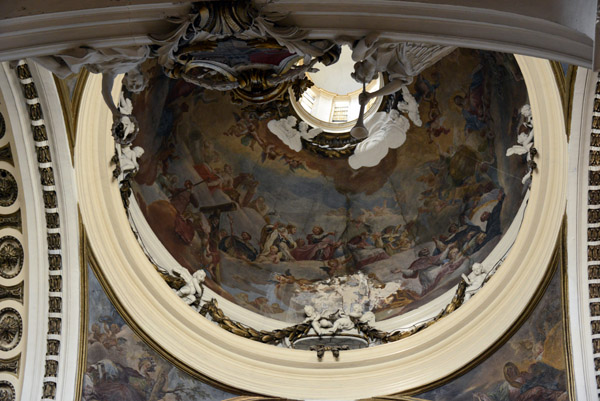 The main aisles of the Basilica have fresco-covered domes with lanterns