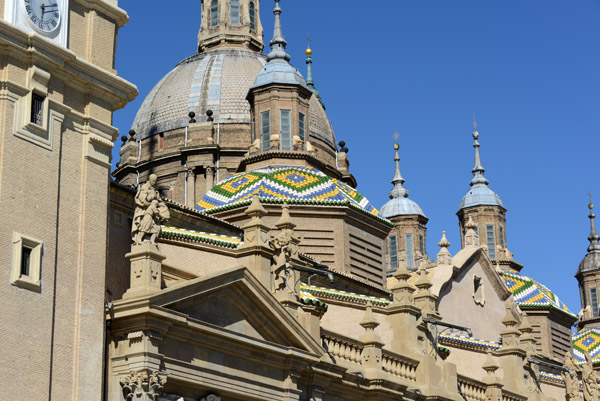 The smaller domes are covered with green, yellow, blue and white glazed tiles
