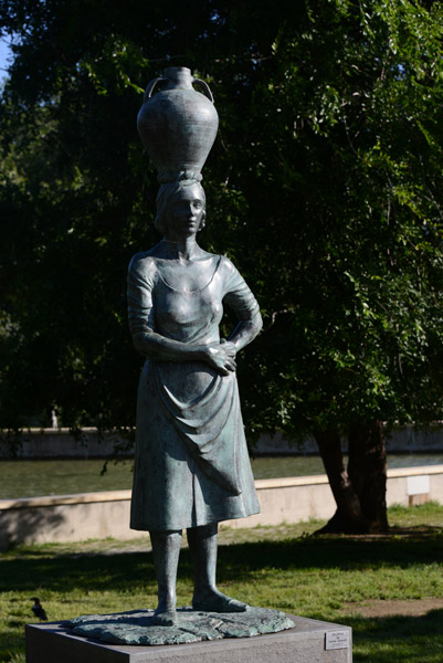 La Aguadora - escultura de Isabel Queralt, Zaragoza