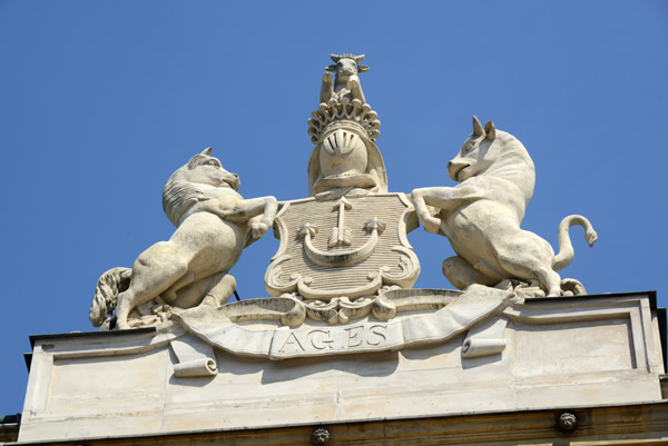 Arms supported by rearing bull and horse, Czetwertyński-Uruski Palace