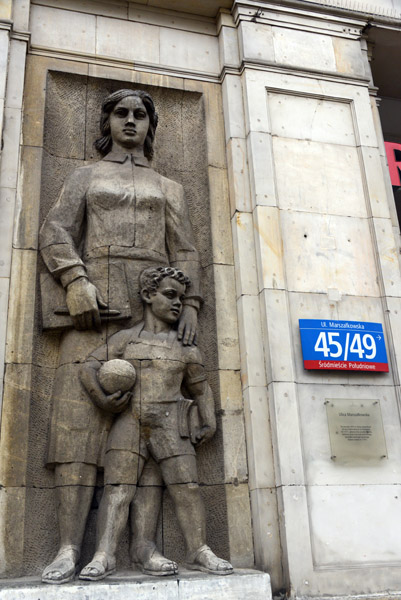 Communist-era sculpture, Marszałkowska 45/49, Warszawa