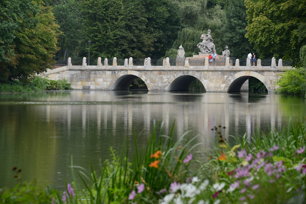 Bridge at the north end of Stawy Łazienkowskie with the John III Sobieski monument