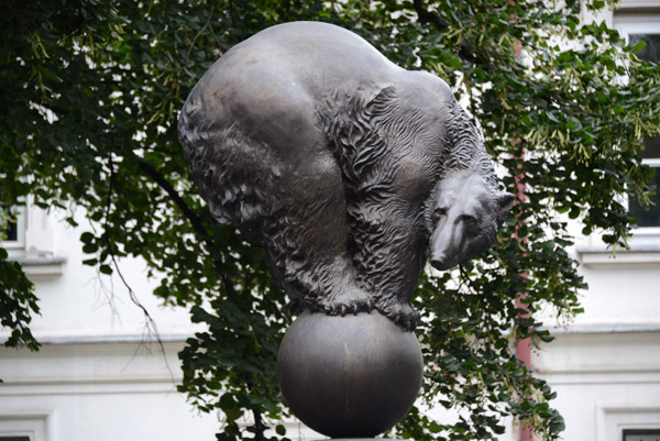 Sculpture of a circus bear balance on a ball, ul, Wjtowskiej 1997, Jan Kucz and Krysztof Malec