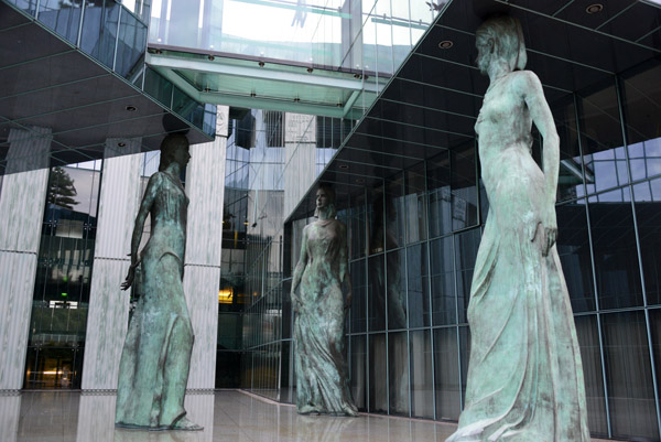 Bronze caryatid columns, Supreme Court of Poland