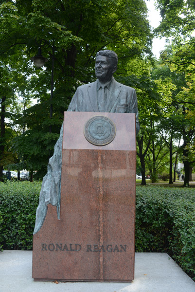 Warsaw's Ronald Reagan Monument unveiled in 2011