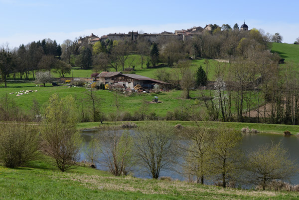 Pérouges on the hilltop with Étang L'aubepin