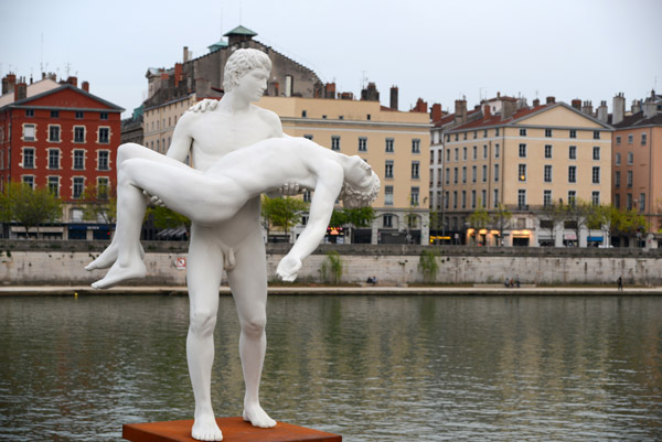 Le poids de soi-même - The Weight of Oneself, Place Paul Duquaire on the banks of the Saône