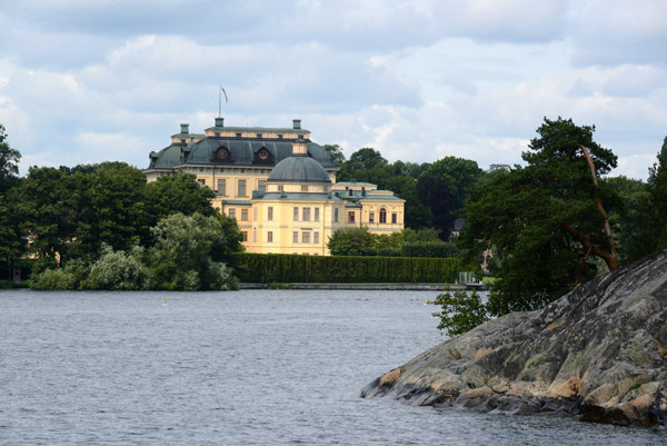 Passing the islet of Hundholmen arriving at Drottningholms Slott from the south