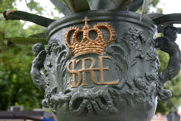 Planter with the crowned monogram of Queen Hedvig Eleonora HERS