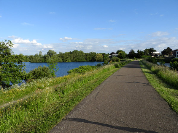 Cycle path along the River Dijle passing the lake De Nekker