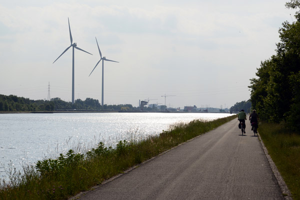 Wind turbines along the Albertkanaal, Hasselt