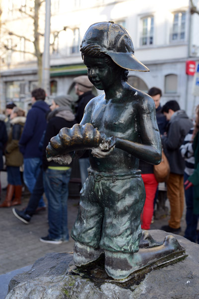 Sculpture L'enfant  la Conque, Place Jourdan, Brussels