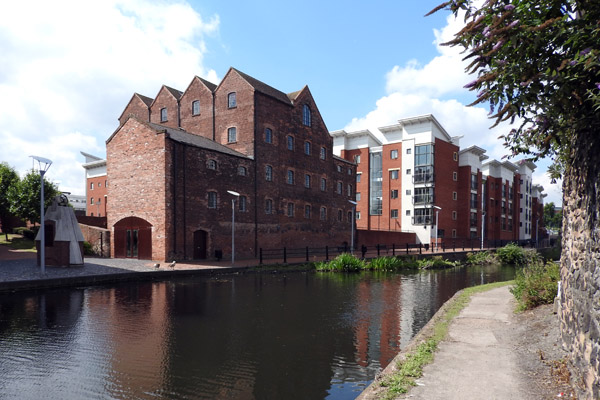 Birmingham Canal entering Wolverhampton