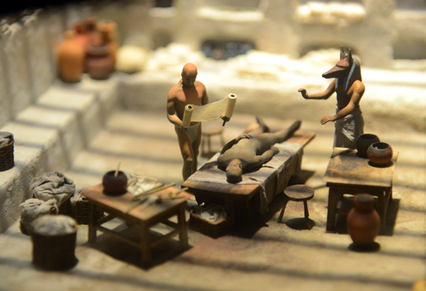 Diorama of the process of mummification