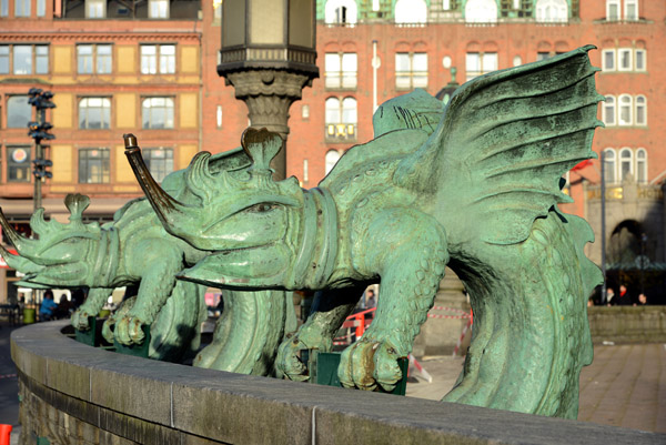 Dragon Sculptures, Rdhuspladsen