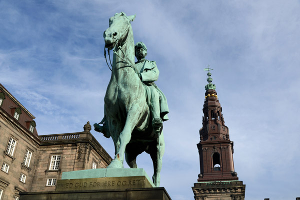 Rytterstatue af Kong Christian IX, Christiansborg