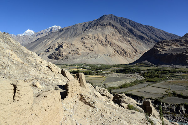 Crumbling walls of Qah-Qaha Fortress