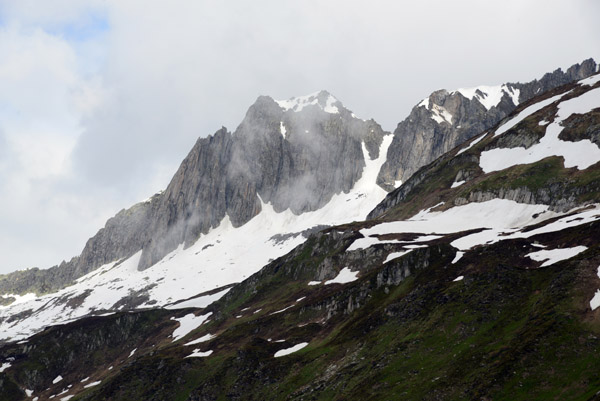 Alpine ridge north of the Oberalpsee