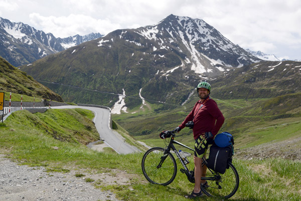 Keith on his Cannondale at the Oberalppass