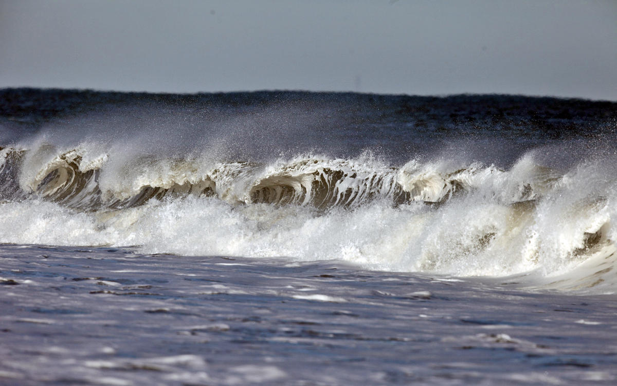 Waves the day after a blizzard (Hercules)