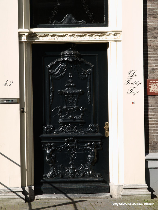 Kromme Nieuwe Gracht: front door