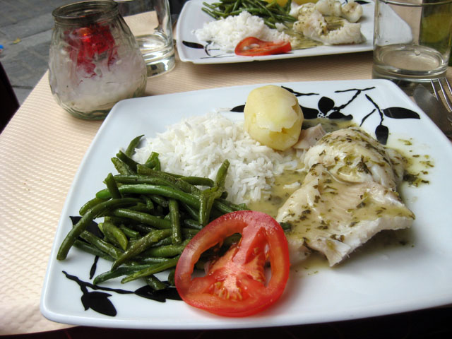 Sea bream with green beans and rice