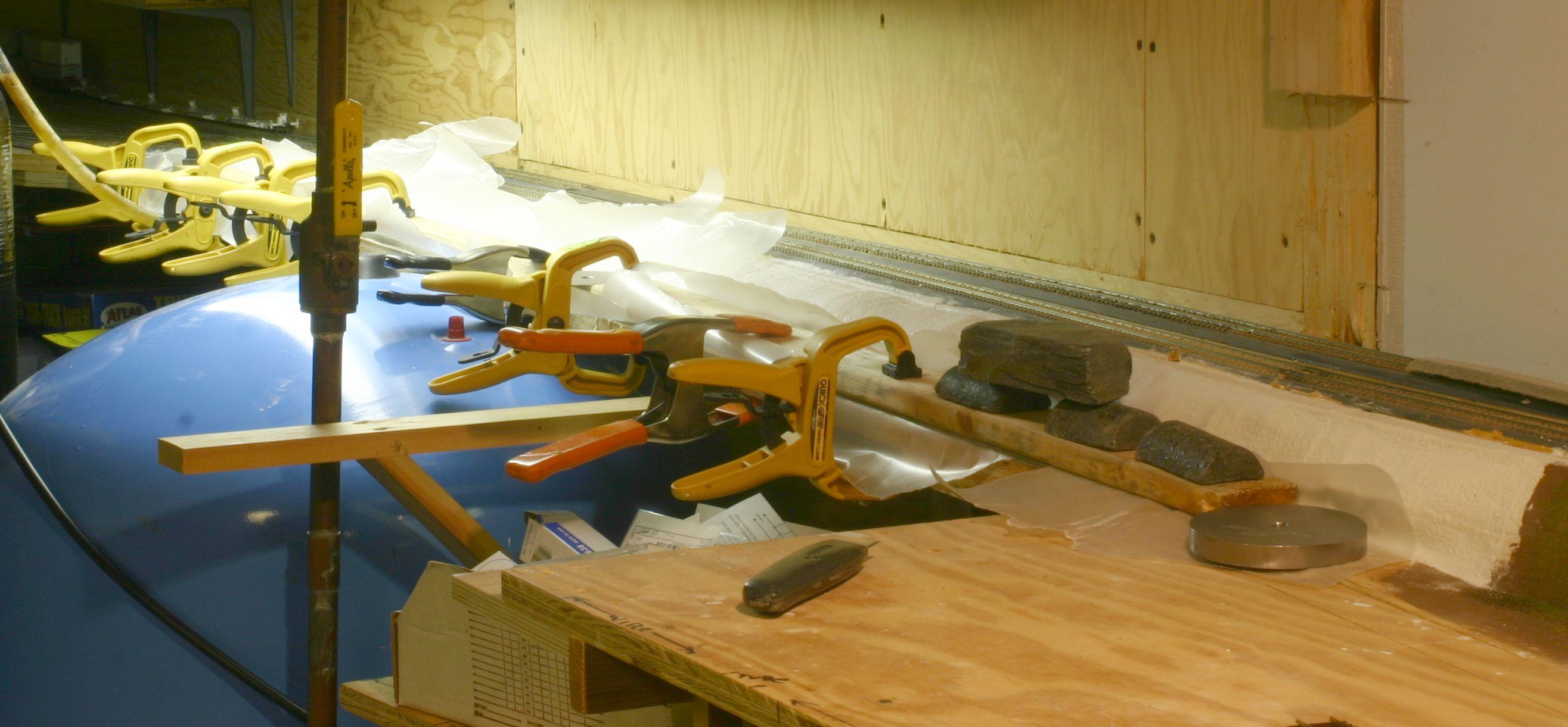 Homa-bed clamped in place after gluing