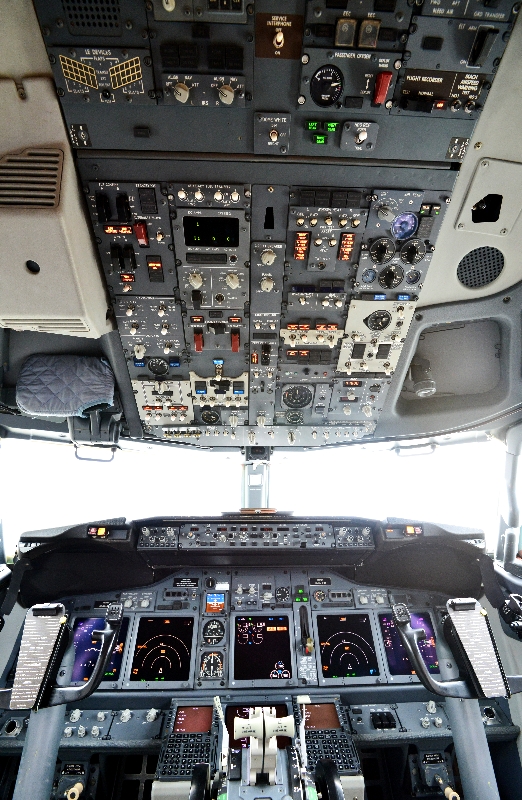 BBJ 737 Cockpit 089  