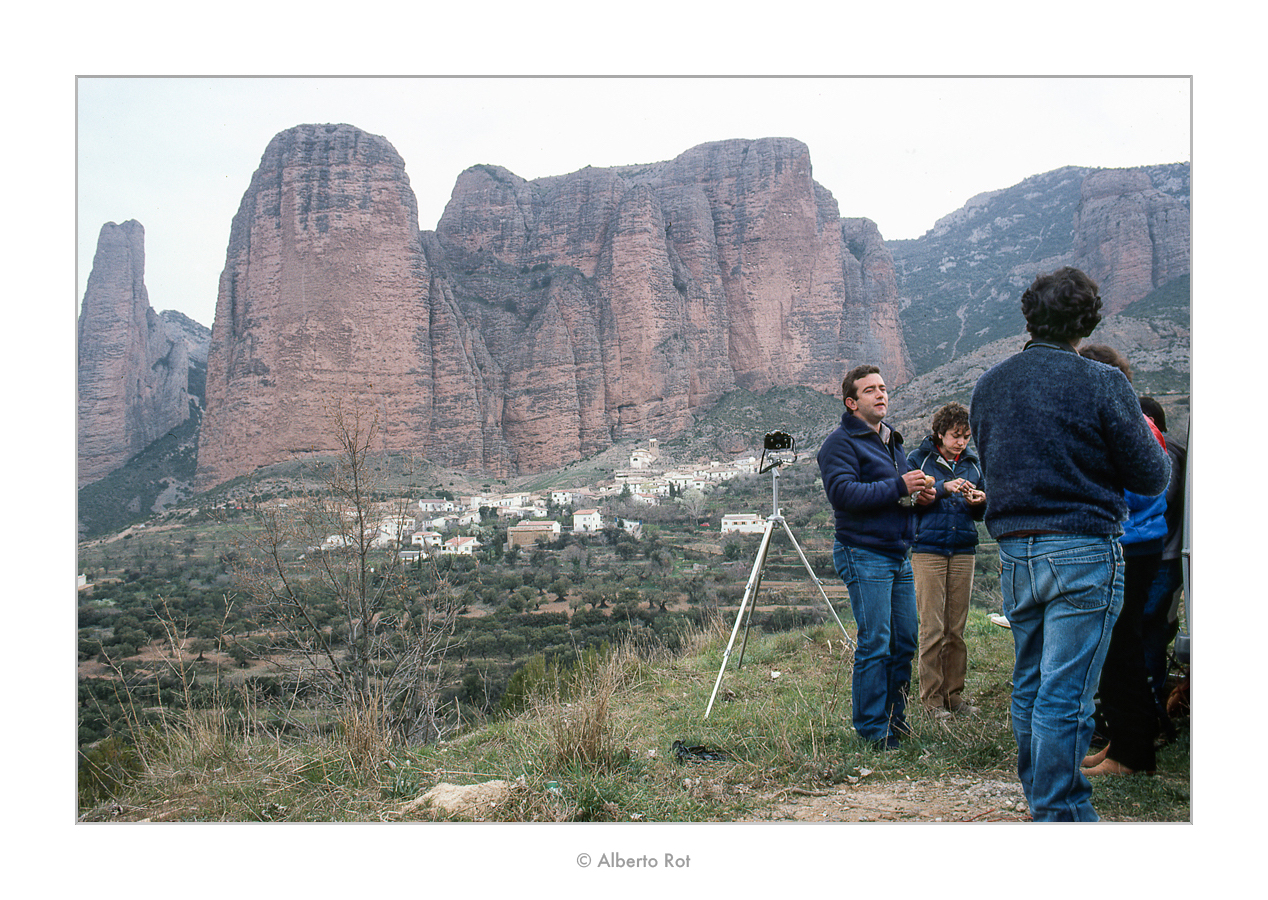 Abril de 1985, una parada en el cam cap als pirineus aragonesos. Esmorzant, al fons els Mallos de Riglos