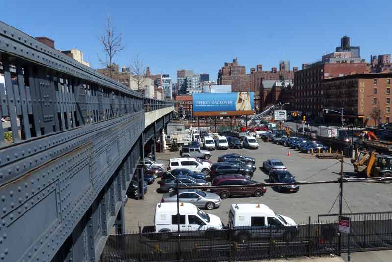 Thats the High Line to the left. I stepped down one of the stairways which takes you from the High Line to the streets below.