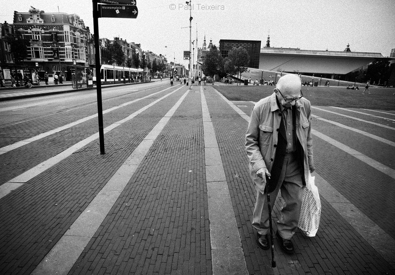 Old man shopping - Summertime in Amsterdam