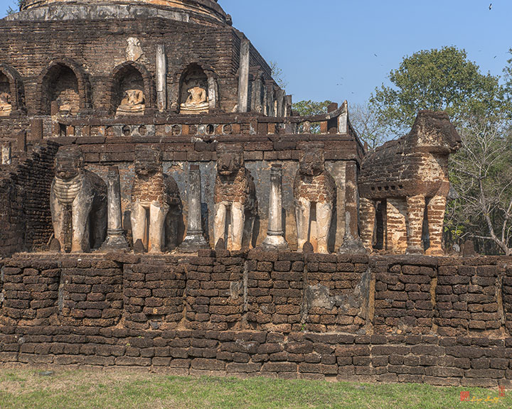 Wat Chang Lom Lion Figures on Main Chedi (DTHST0122)