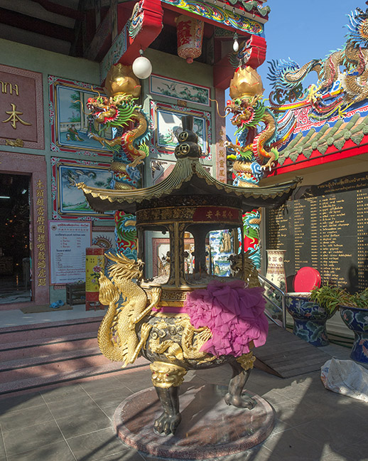 San Jao Pung Tao Gong Tripod Urn and Dragon Pillars (DTHCM1144)