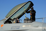 Stian in de cockpit van een belgische F-16