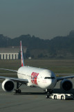 TAM BOEING 777 300 GRU RF IMG_5026.jpg