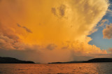 Orage au sud claire pas le soleil couchant. Thunderstorm to the south lit by the setting sun