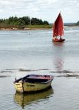 Rivière d'Etel - Petit bateau aux voiles rouges