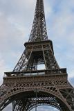 Au pied de la tour Eiffel