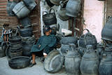 Marrakech - Vendeur darticles mnagers fabriqus avec de vieux pneus de voiture