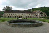Le bâtiment contenant la salle capitulaire, la salle des moines et le dortoir vu depuis le fond du jardin