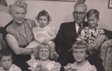 Amma & afi <br/> Lra Gumundsdttir fr Lmatjrn, <br/> Runlfur Kjartansson, kaupmaur  Parsarbinni, <br/> & barnabrn 19