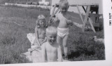 Vera, Bjrn Logi frndi og Kjartan 1961.<br/>Elliheimili s  bakgrunni