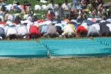 muslims praying at noon