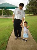 爸爸牽著聚聚走出公園