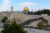 Jerusalem: The Jewish Quarter – The Western Wall to the left of the excavation site - behind it the Dome of the Rock (gold).