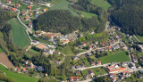 Das Ortszentrum von Bromberg mit Kirche, Pfarrhof und Gemeindeamt