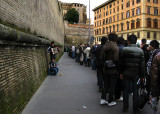 On via Bastioni di Michelangelo: In the queue to the Vatican Museum<br/> ..  R9469
